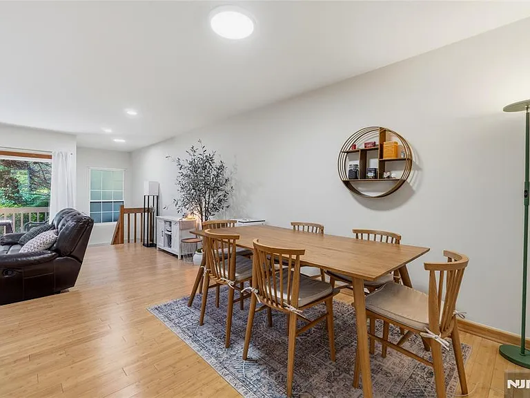 546 Windsor Dr — Photo 11