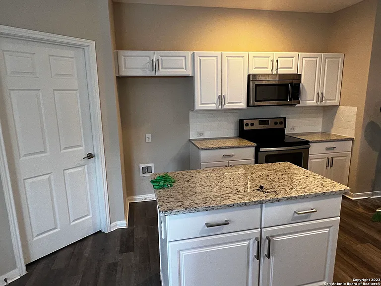 6035 Hart Fld — Photo 10