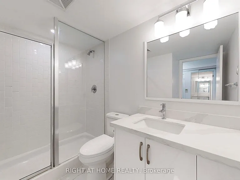 111 Elizabeth St #818 — Photo 23