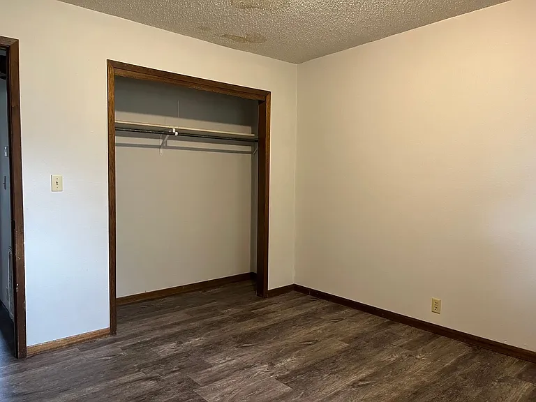3329-3331 Hawthorn Dr — Photo 4