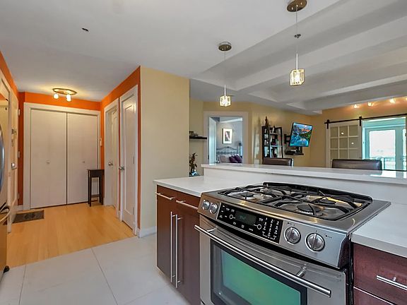 4th image of 302 2nd St #6FF