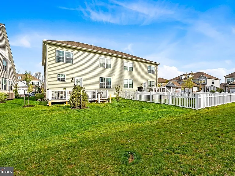 168 Sirius Dr — Photo 2