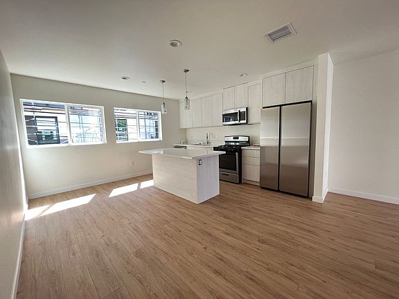 3rd image of 2416 Carmona Ave #2418