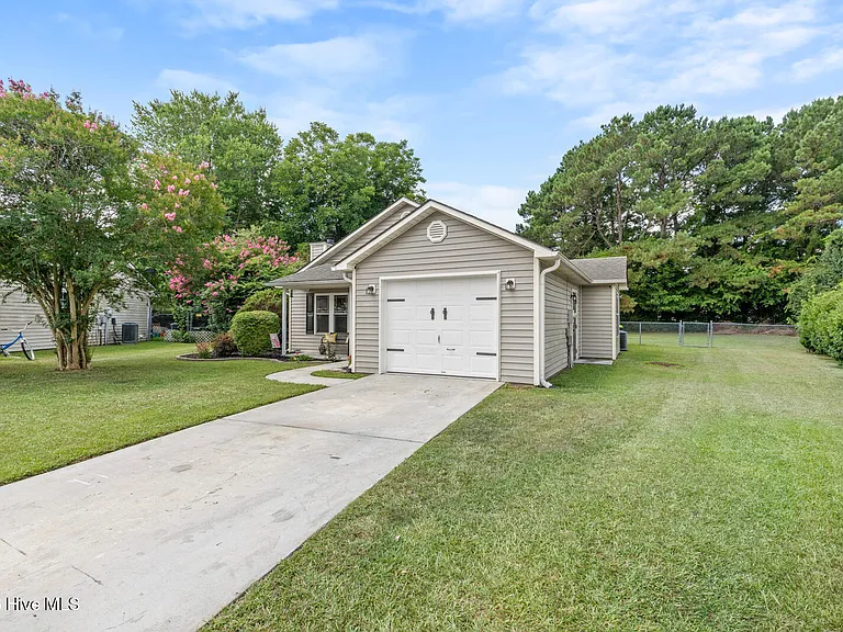 211 Clydesdale Ct — Photo 3