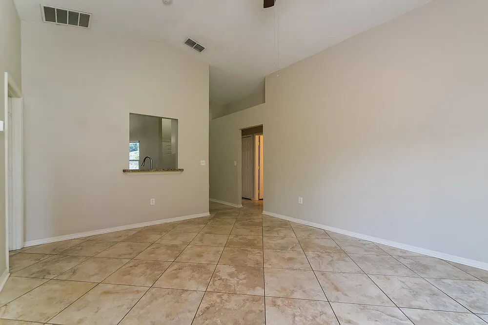 3 bed, 2.0 bath, 1207 sqft, $1,960 — Photo 3
