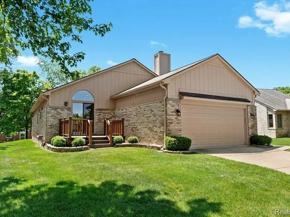35535 Lone Pine Ln, Farmington, MI 48335