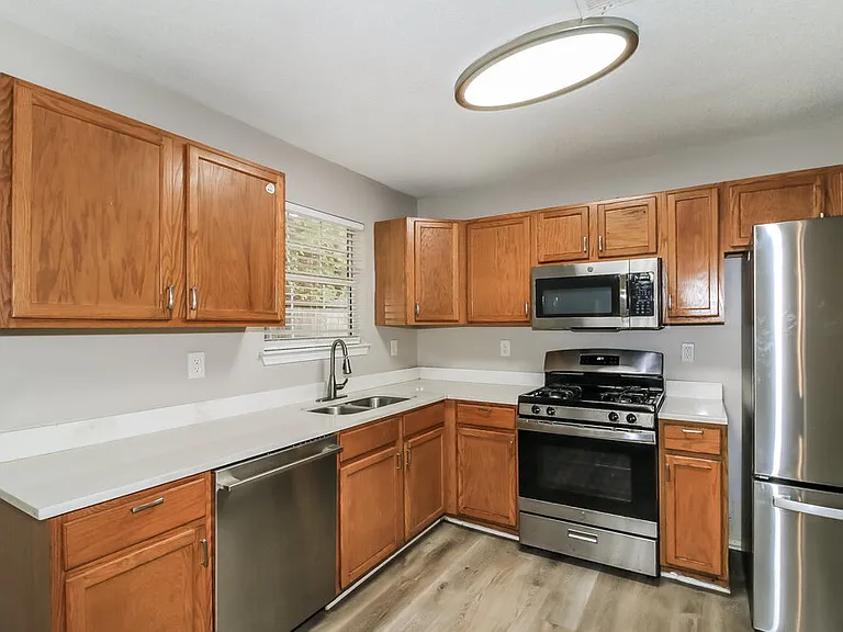 2915 Russ Ln — Photo 8