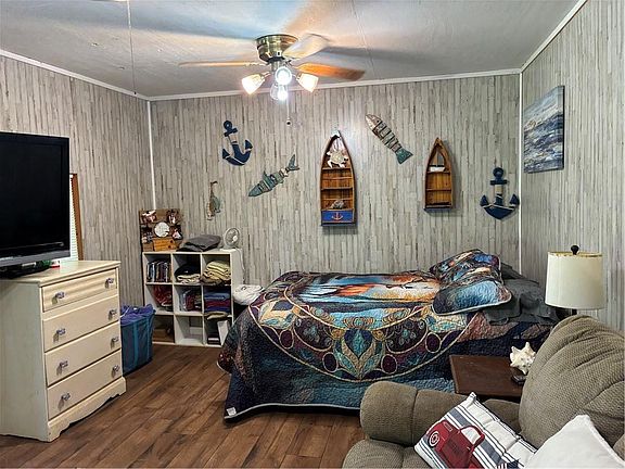 5th image of 1300 Johnson Cir