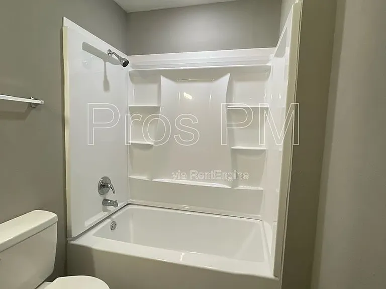 216 E Division St — Photo 16