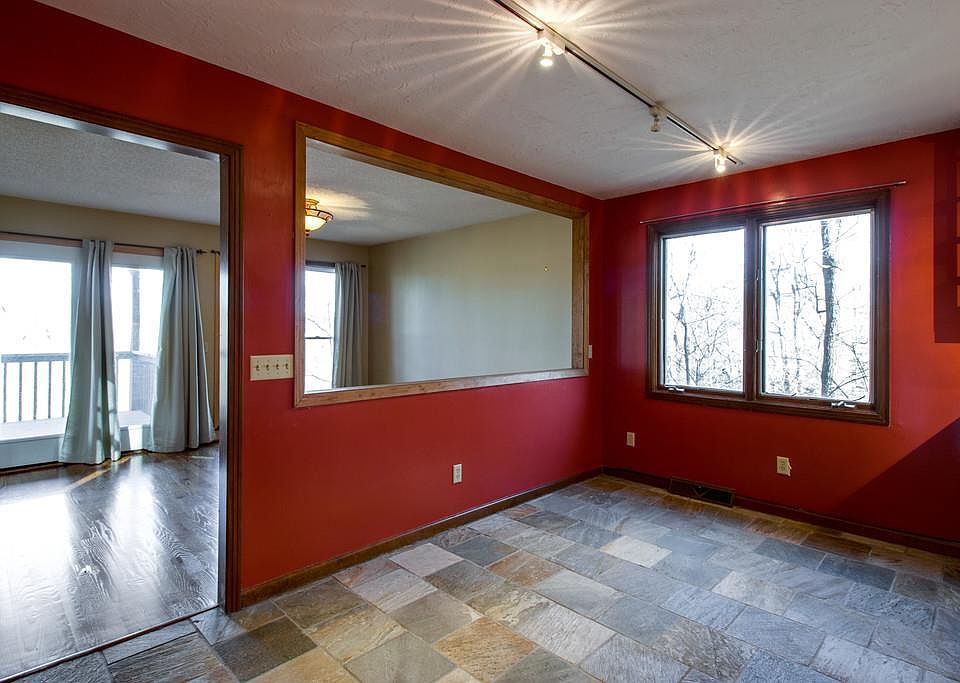 2nd image of 1425 Robert E Lee Ln