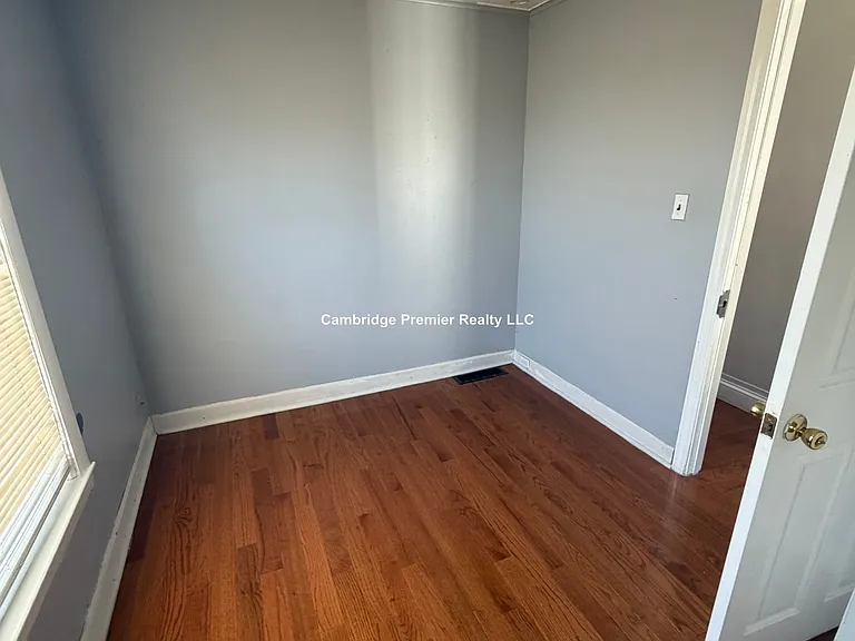 85R Glen St — Photo 3