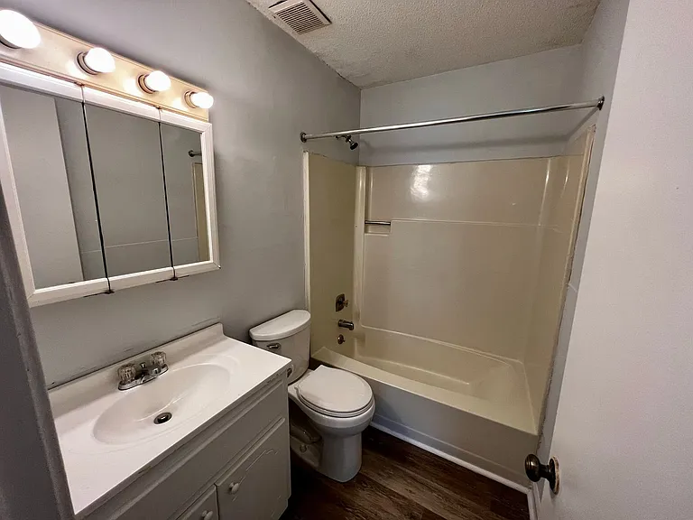 Creekside Apartments — Photo 10
