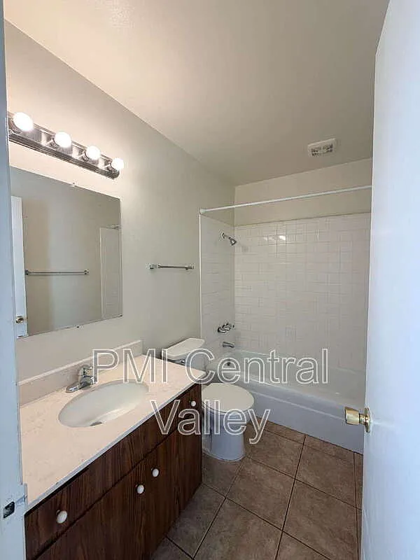 Studio, 1.0 bath, 300 sqft, $975 — Photo 4