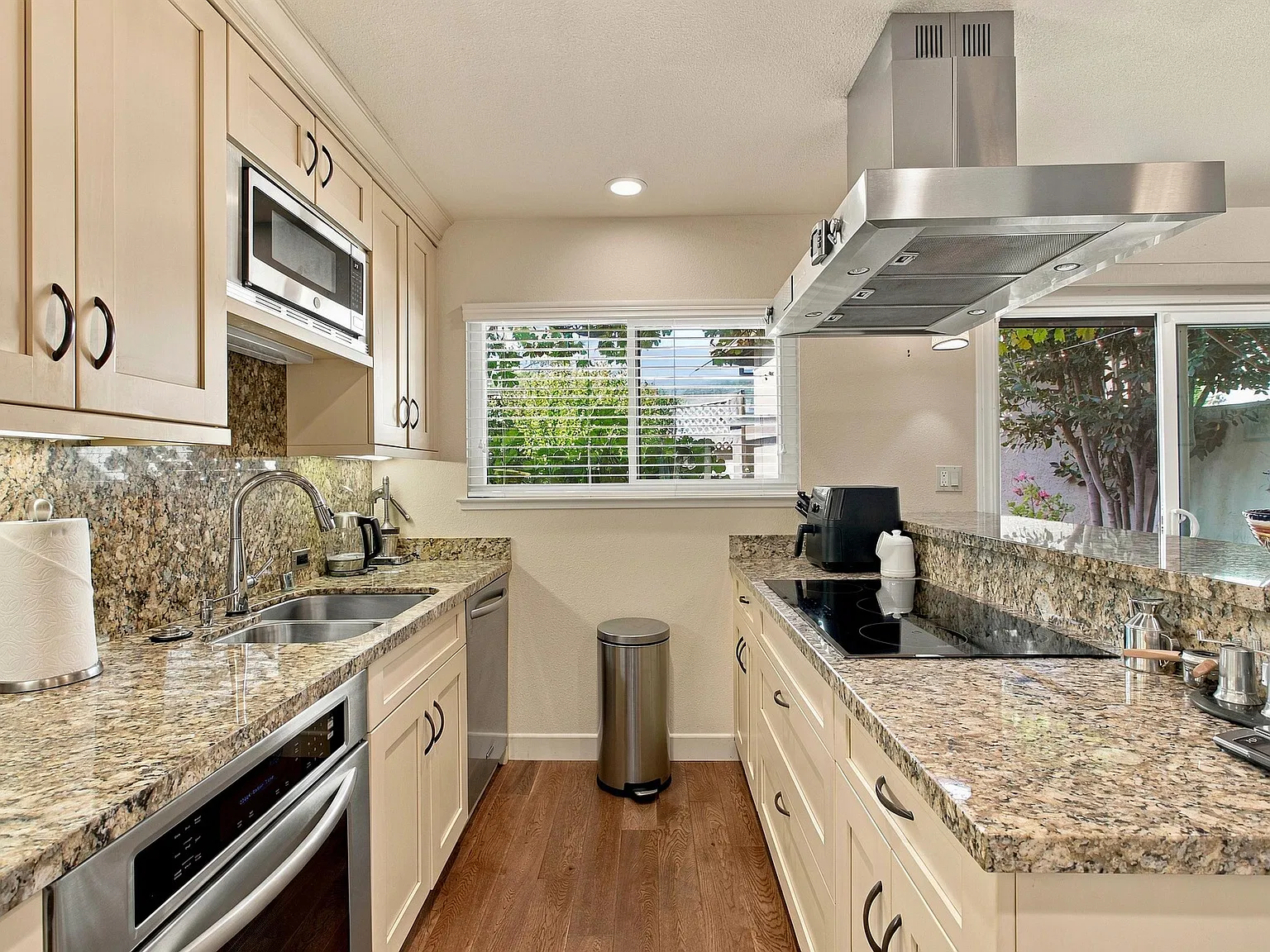 2 bed, 1146 sqft, $3,200 — Photo 2