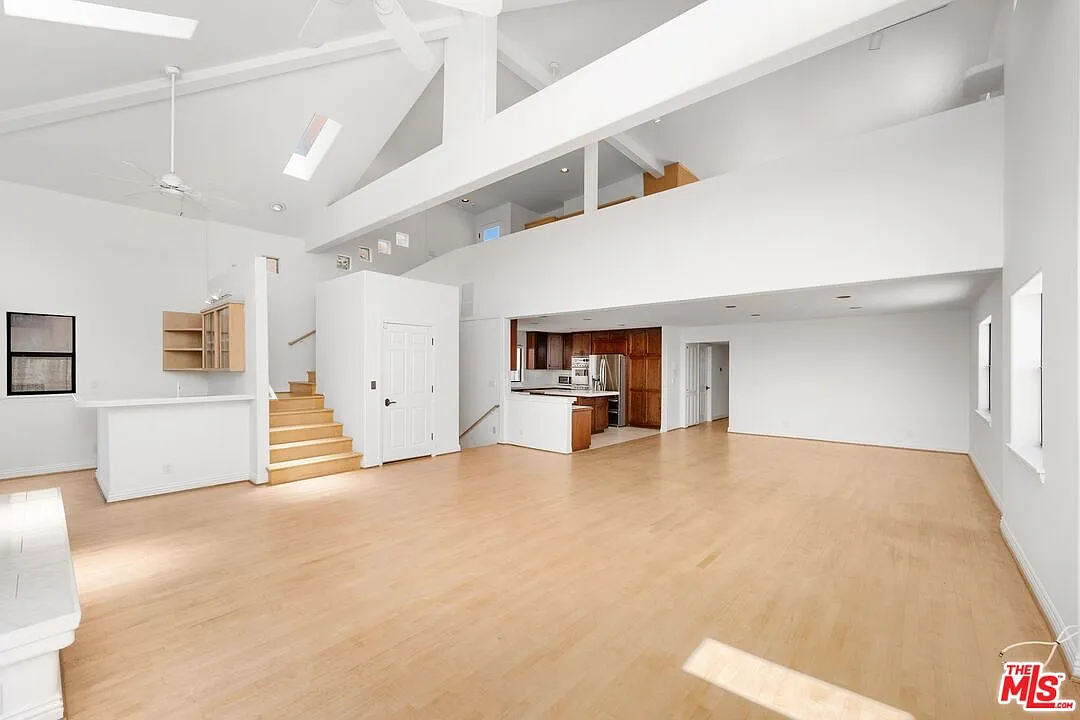 3 bed, 3.0 bath, 3200 sqft, $10,500 — Photo 3