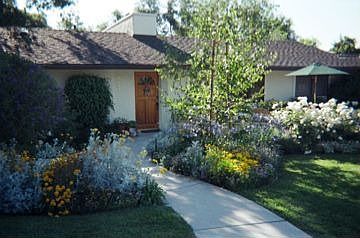 Front yard w/sitting area