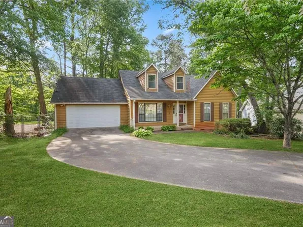 529 Julius Dr, Stone Mountain, GA 30087
