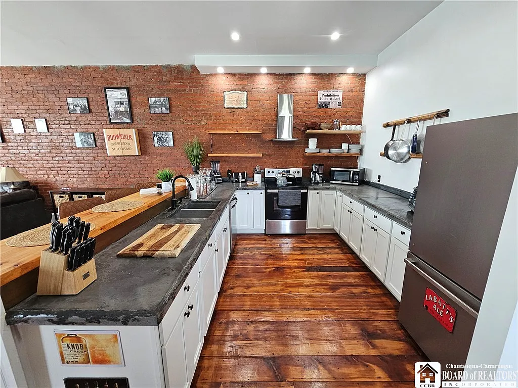 321 N Union St — Photo 2