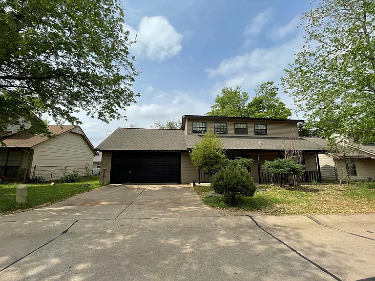 2112 E Crestwood Dr — Photo 1