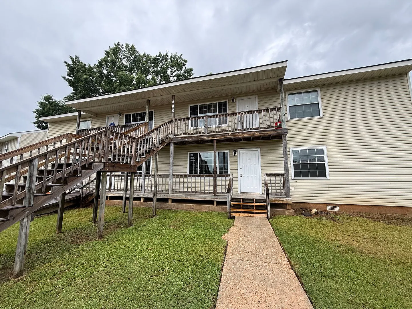 Available NOW-205 Glenwood Drive Apt 1- New LOOK - Move in special 1/2 off the first month rent w... — Photo 2