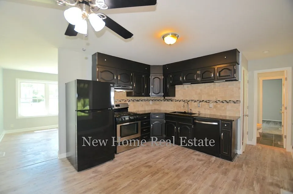 3 bed, 1.5 bath, 1650 sqft, $1,575 — Photo 2