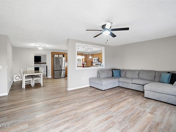 4th image of 1085 Lutz Rd