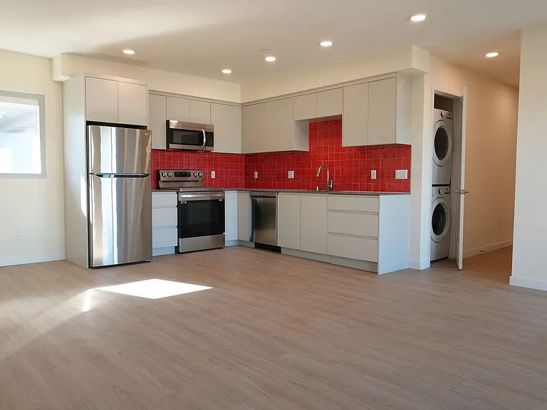 Brand New Luxury Homes! W/D, Balcony & Parking! — Photo 49
