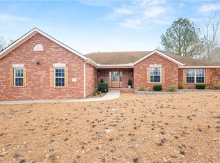 2 Granshire Ln, Bella Vista, AR 72714
