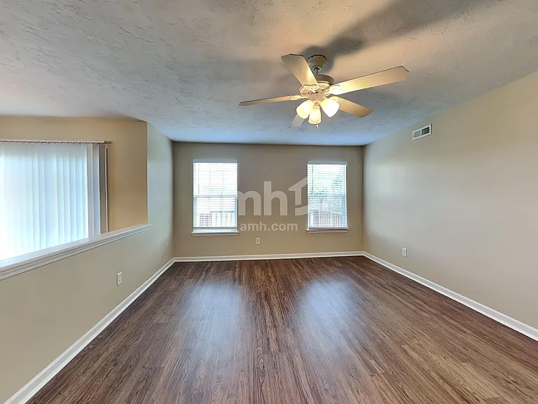 717 Breakers Ln — Photo 6