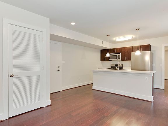 Living room/kitchen without furniture