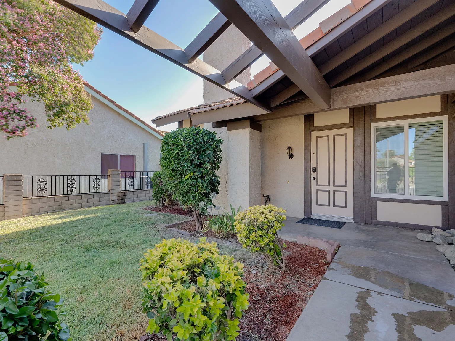 3 bed, 1232 sqft, $3,200 — Photo 2