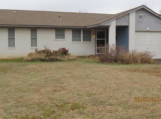 928 NW 28th St, Moore, OK 73160