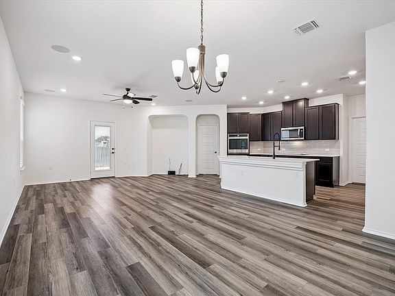 3rd image of 4701 Colmar Dr