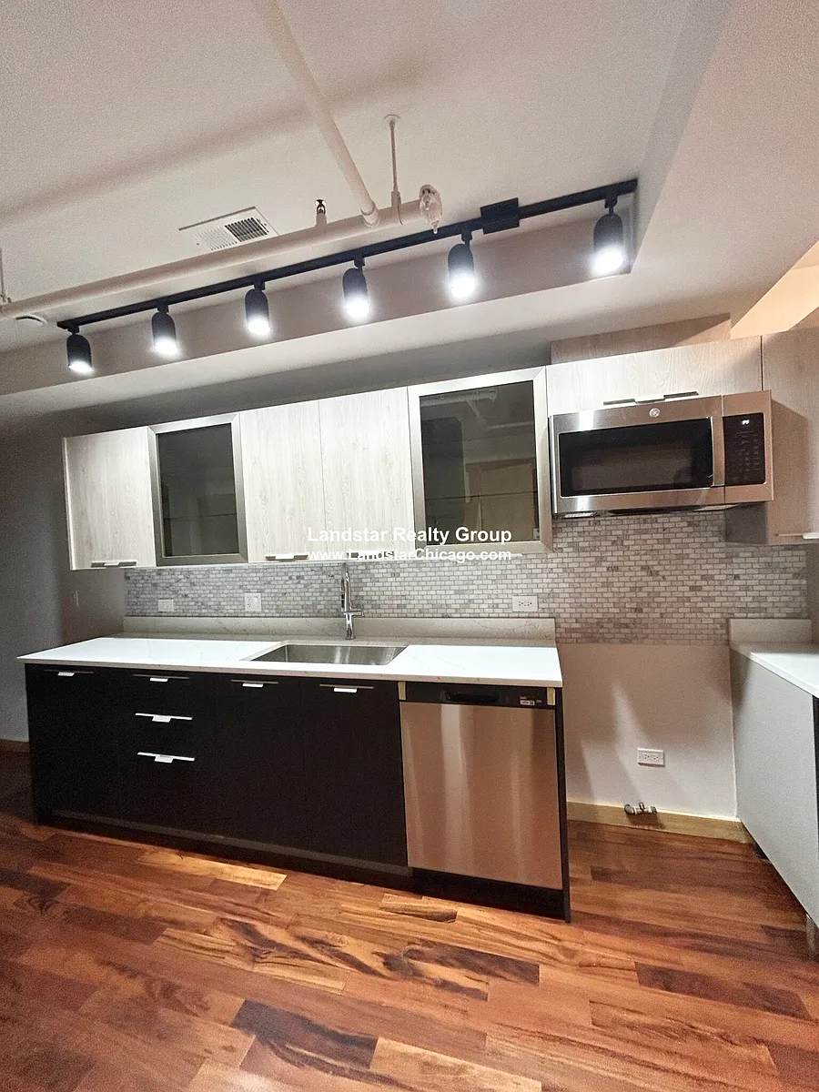 Building Photo - 4611 S Ellis Ave #210