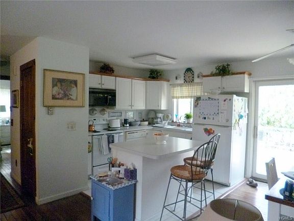 5th image of 58 Scarborough Cir