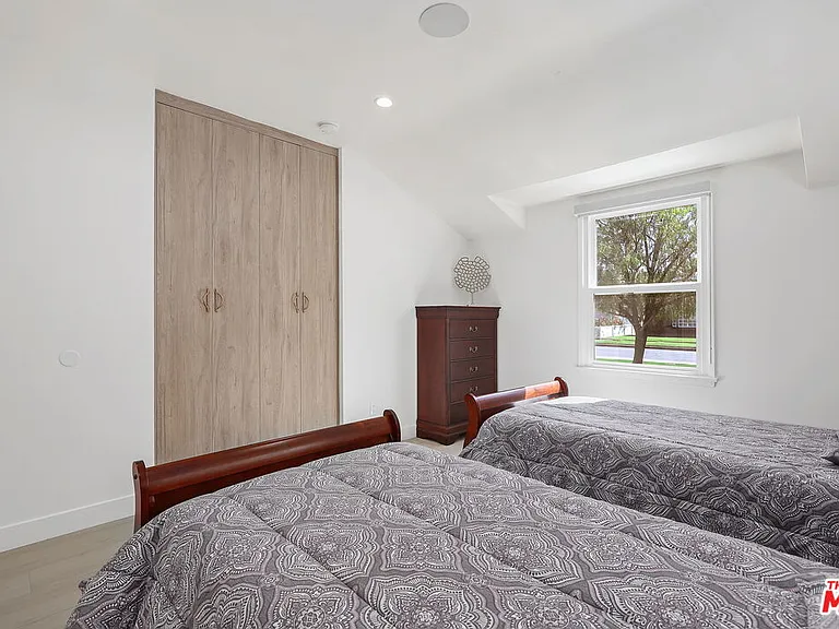 12849 Tiara St — Photo 33