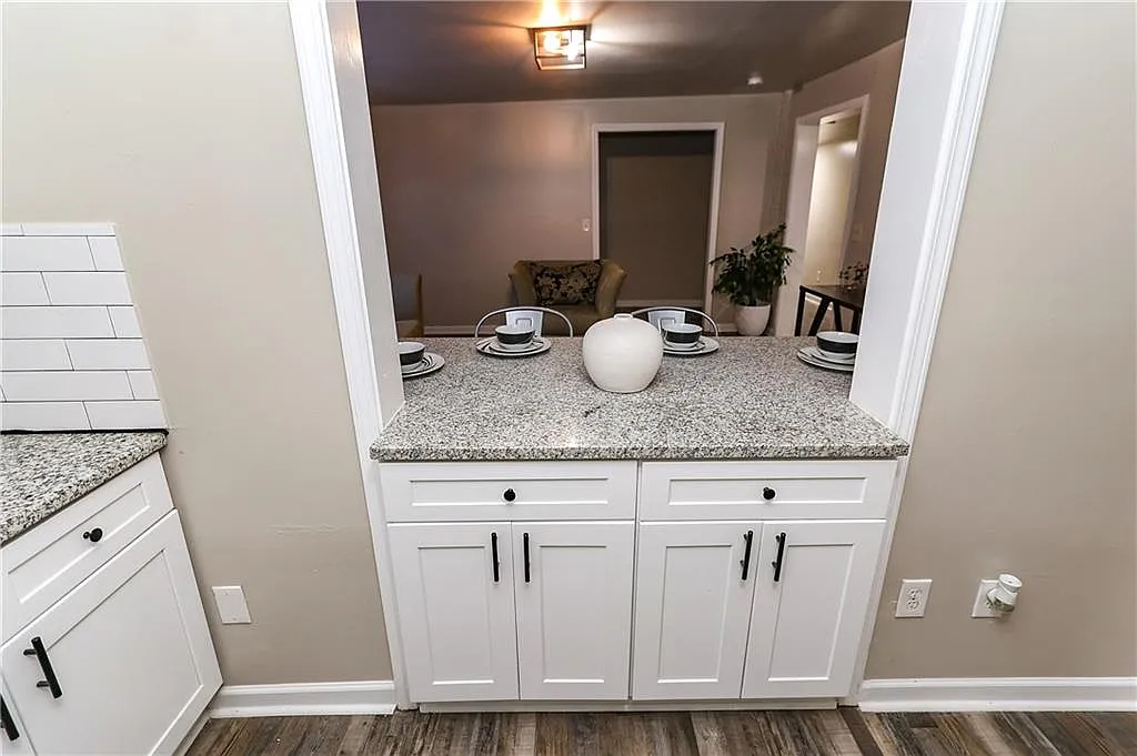 3 bed, 2.0 bath, 1800 sqft, $1,800 — Photo 4