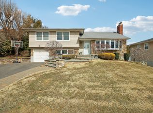 15 Farragut Rd, Old Bethpage, NY 11804