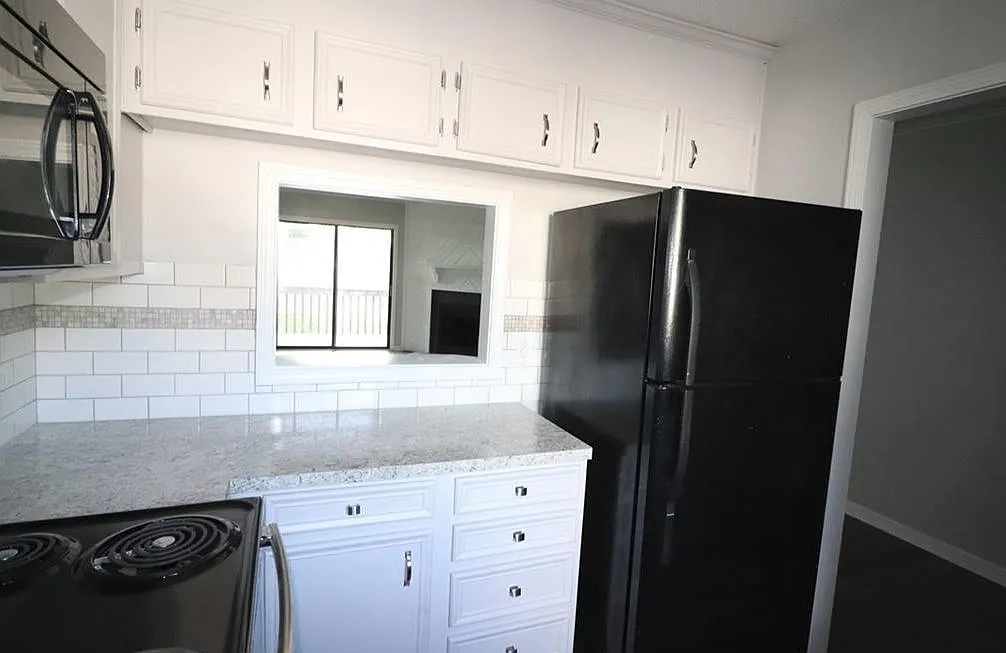 2 bed 2 bath Condo for Rent — Photo 2
