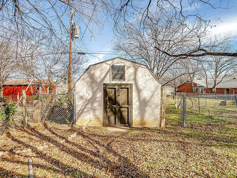 109 SE Dian St — Photo 37