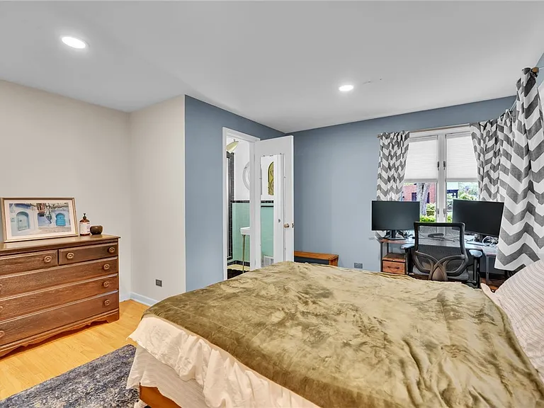 114 Burbank Dr — Photo 23