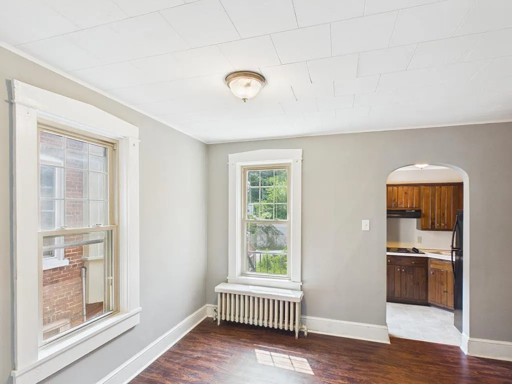 612 W Chestnut St — Photo 3