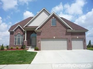 550 Ridge Point Dr, Dundee, MI 48131