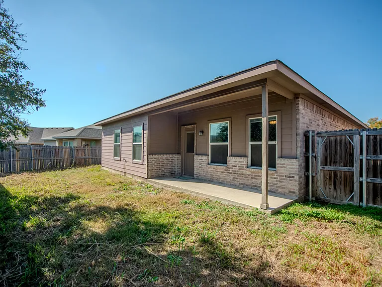 2049 Meadow View Dr — Photo 24