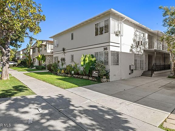 3rd image of 316 S Doheny Dr