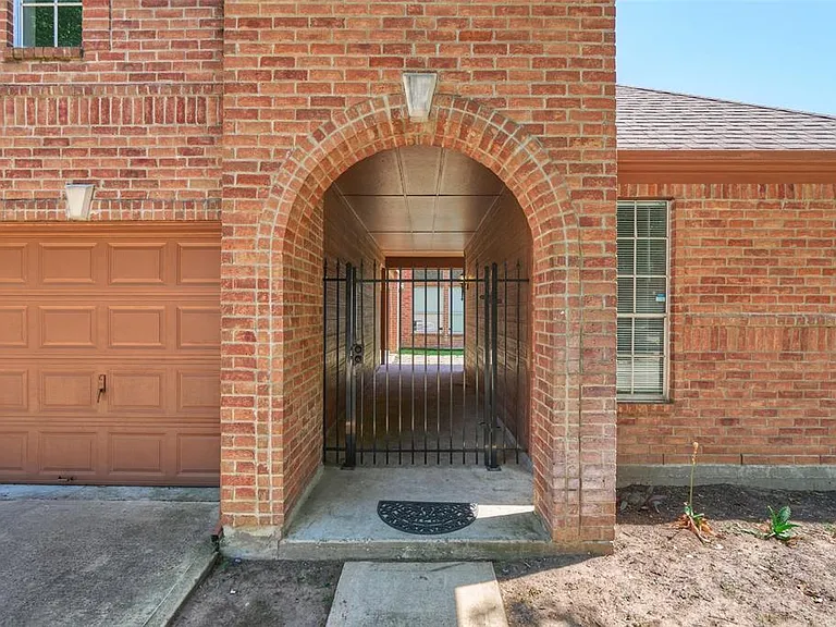 13714 Hillingdale Ln — Photo 2
