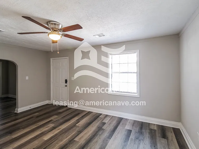 1570498_005_living_room_13865229.jpg