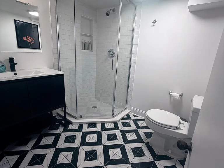 1624 N Oakley Ave — Photo 1
