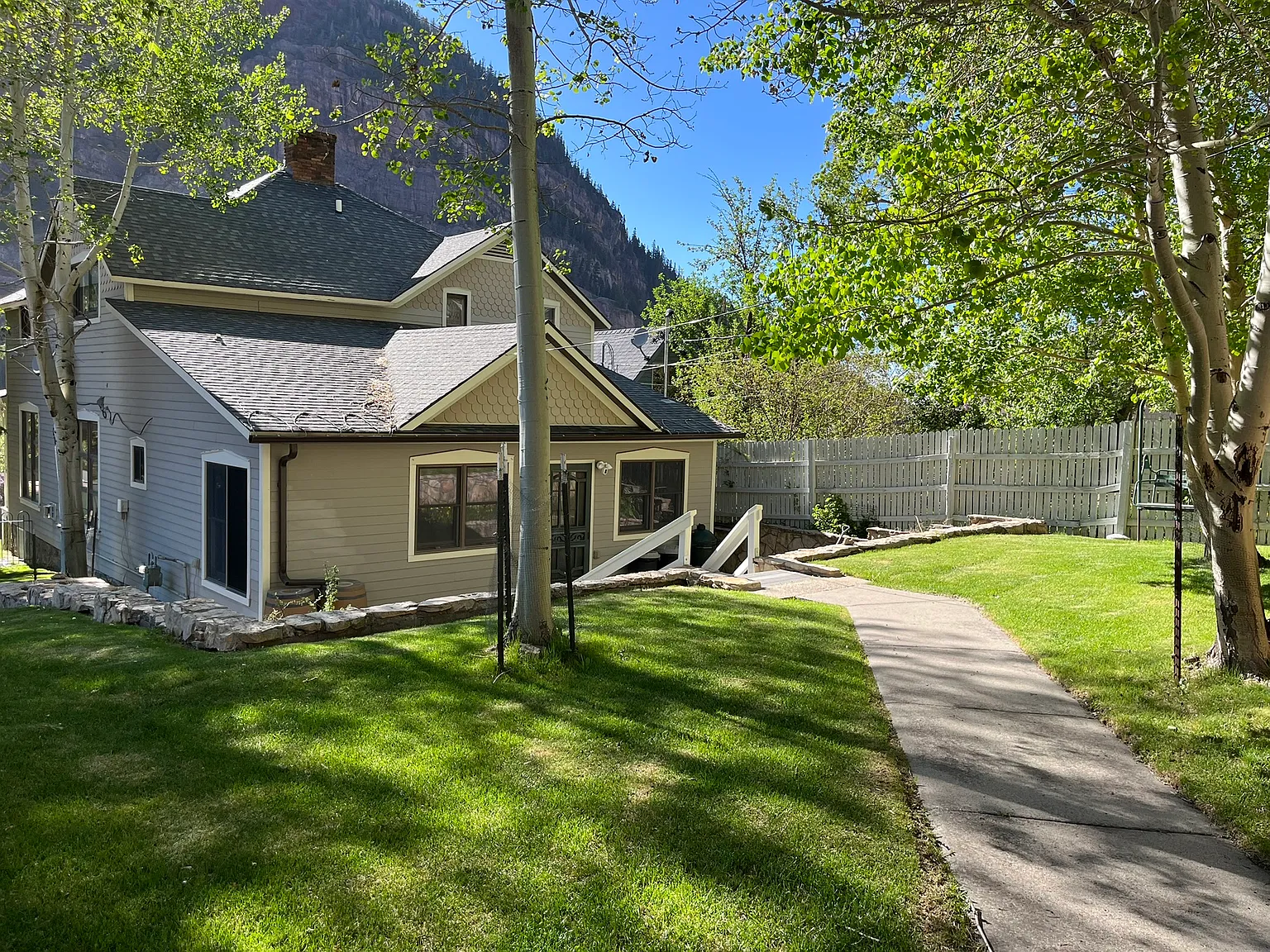 4 bed, 2512 sqft, $4,000 — Photo 4