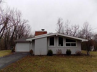 5001 E Victor Dr, Godfrey, IL 62035